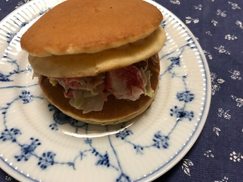 メープルパンケーキでカニカマサラダサンド